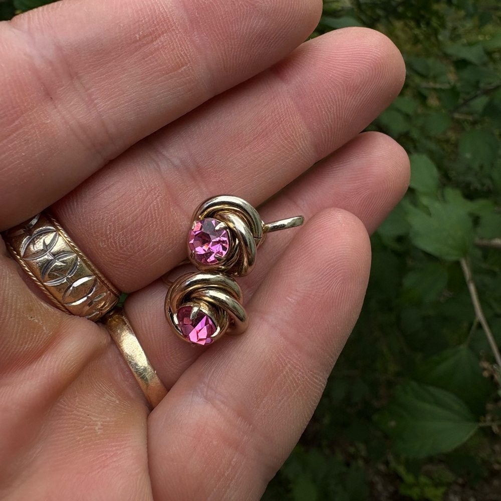 Vintage CORO gold tone screw back earrings with pink stone Elegant!